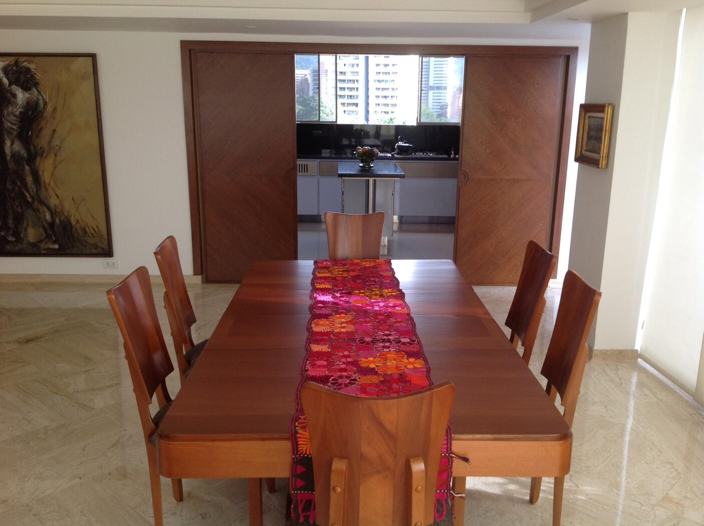 Comedor y cocina con puertas corredizas