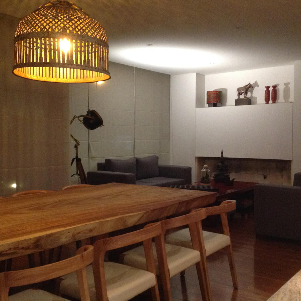 Comedor y sala con chimenea